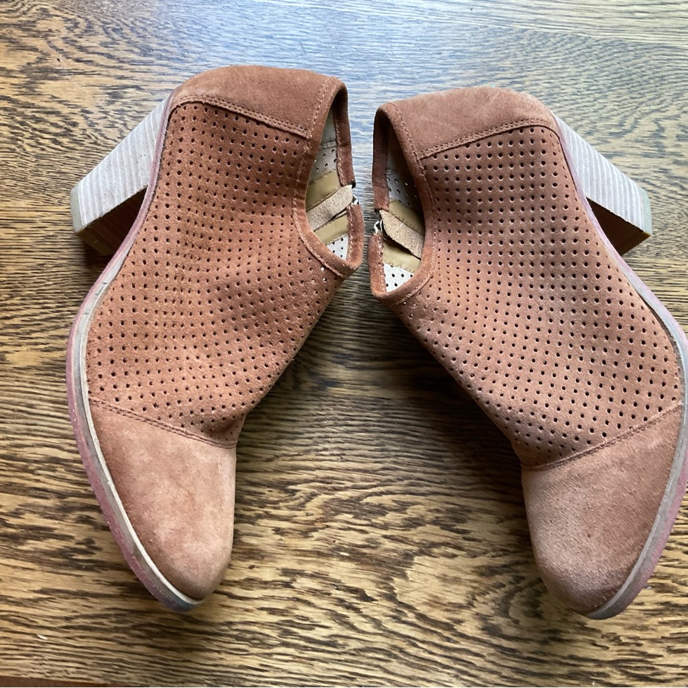 ❌ J. Shoes Suede Booties